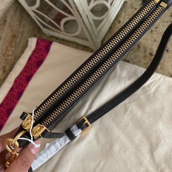 NWT. Tory butch slim double zipper Blake black crossbody - Picture 3 of 5